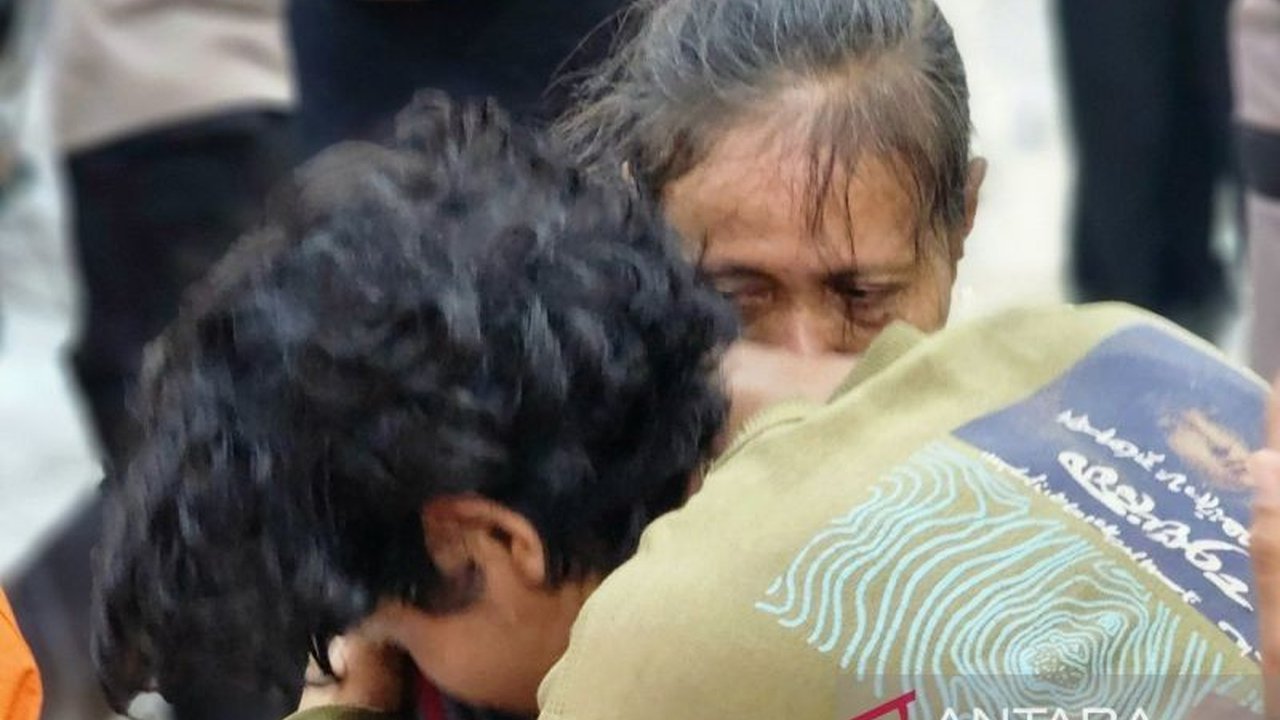 Polisi telah menetapkan tujuh tersangka dalam kasus aksi rusuh di depan Mapolda Jateng, di mana sebagian besar pelaku adalah anak di bawah umur. Simak detail lengkapnya!