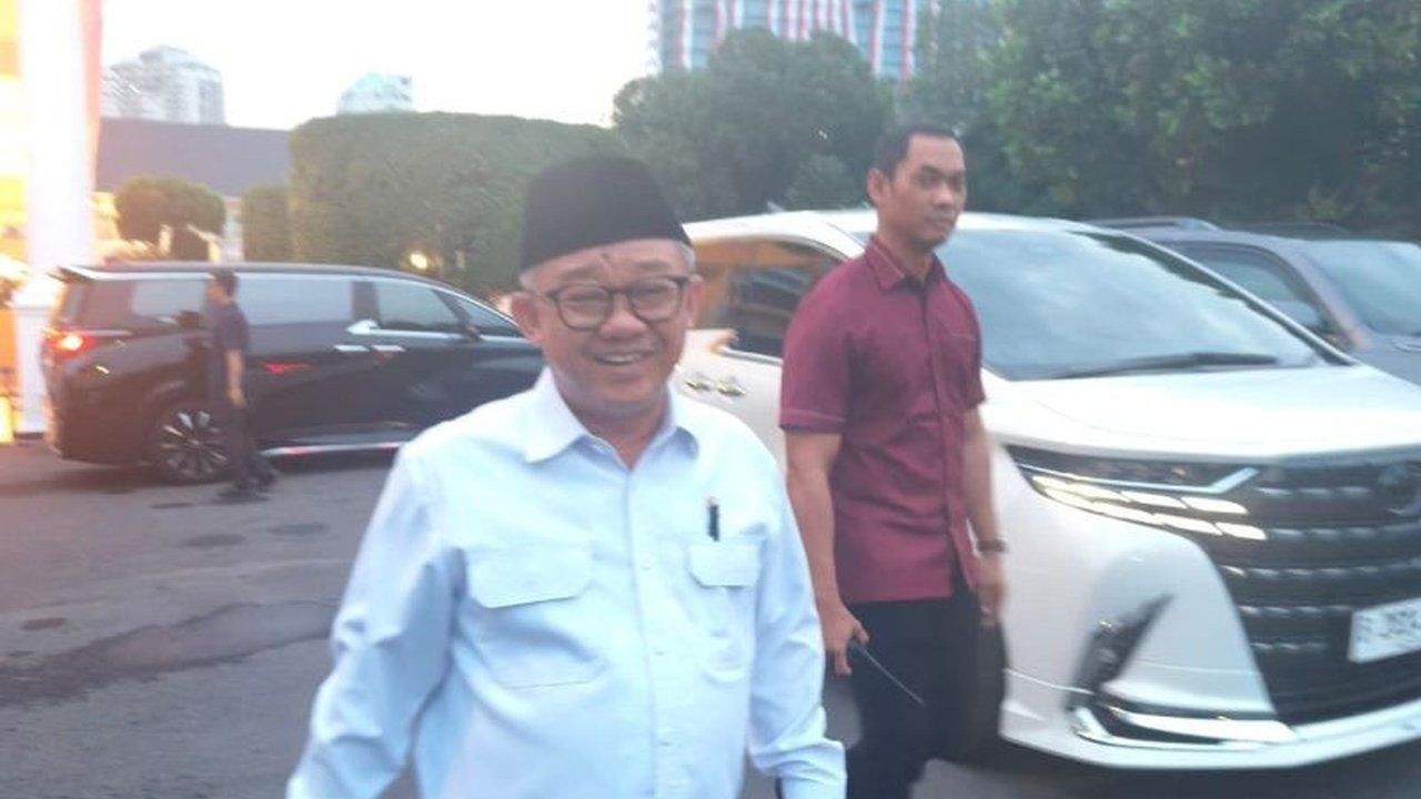 Mendikdasmen gelar rapat penting bahas kemungkinan penerapan sekolah jarak jauh imbas demonstrasi besar. Cari tahu kapan kepastian PJJ akan diumumkan dan dampaknya bagi siswa.