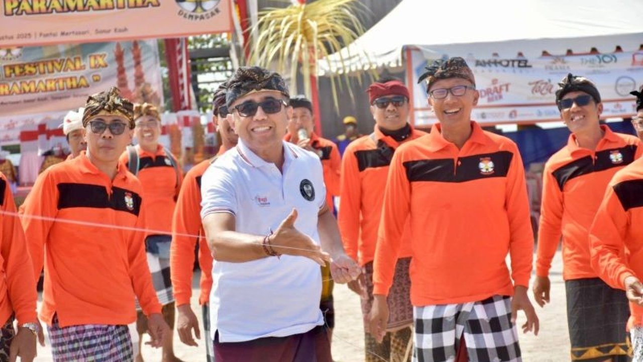 Denpasar Kite Festival IX 2025 kembali digelar, menjadi ajang pelestarian tradisi melayangan yang unik. Simak bagaimana festival ini sukses menarik ribuan peserta dan mendukung pariwisata budaya!