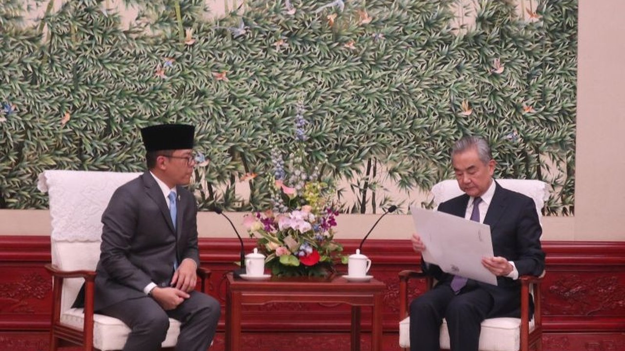 Menlu Sugiono mewakili Presiden Prabowo Subianto menyerahkan surat penting kepada Menlu China Wang Yi, memperkuat diplomasi Indonesia China di tengah absennya Presiden dari KTT SCO. Apa isinya?