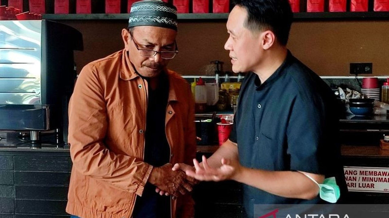 Kondisi korban pembakaran DPRD Makassar, Budi Haryadi, mulai menunjukkan respons positif. Keluarga memohon doa dan meluruskan kabar hoaks seputar insiden tragis ini.