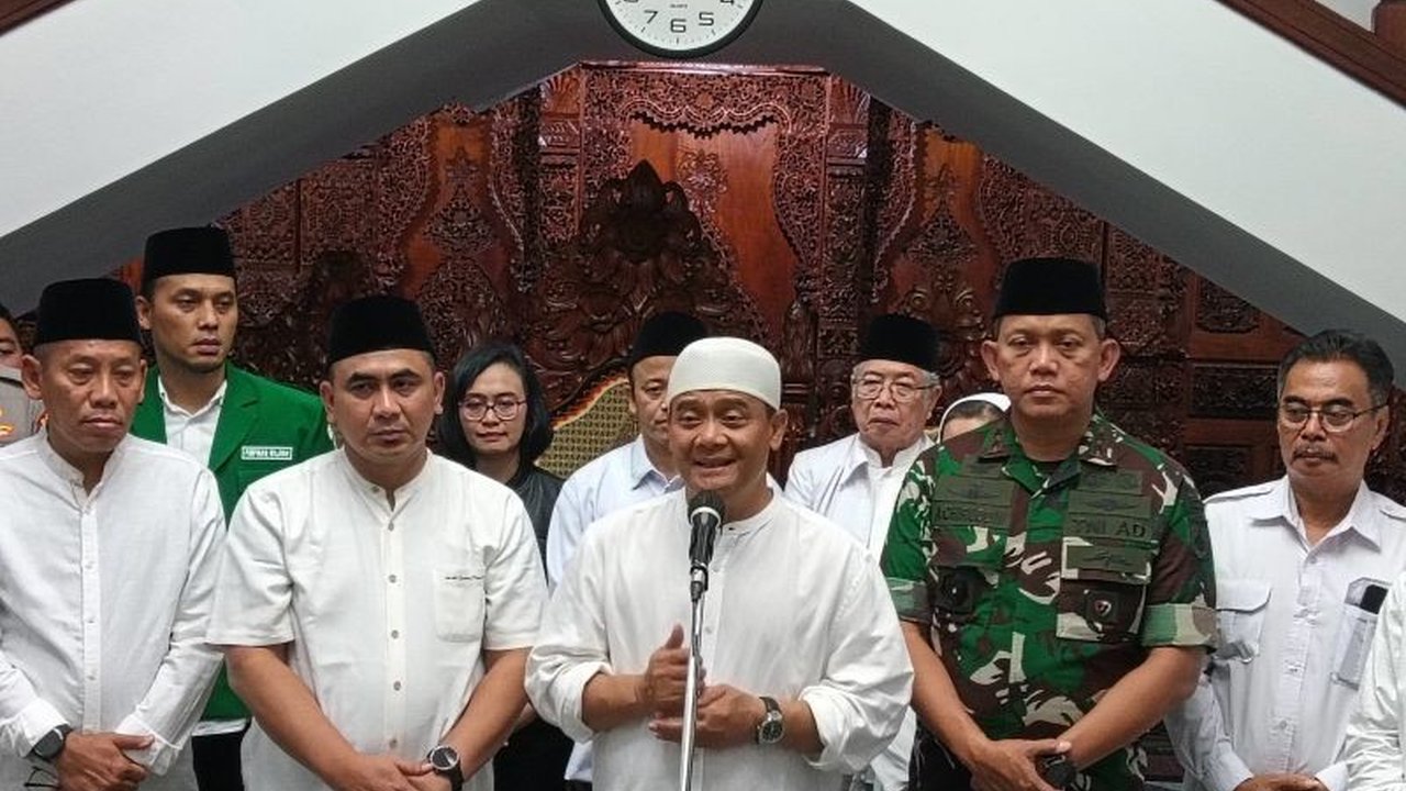 Gubernur Jawa Tengah memastikan Layanan Publik Jateng tidak terganggu pascakericuhan. Simak bagaimana pemerintah daerah menjaga roda pemerintahan tetap berjalan normal demi masyarakat.