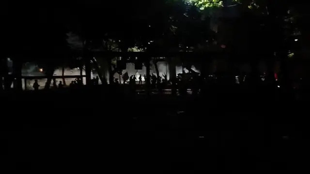 Situasi demo di Kota Bekasi memanas, Minggu (31/8/2025) malam. Aparat kepolisian mengadang sekelompok massa tak dikenal yang mencoba mendekati area Mapolres Metro Bekasi Kota. (Istimewa)