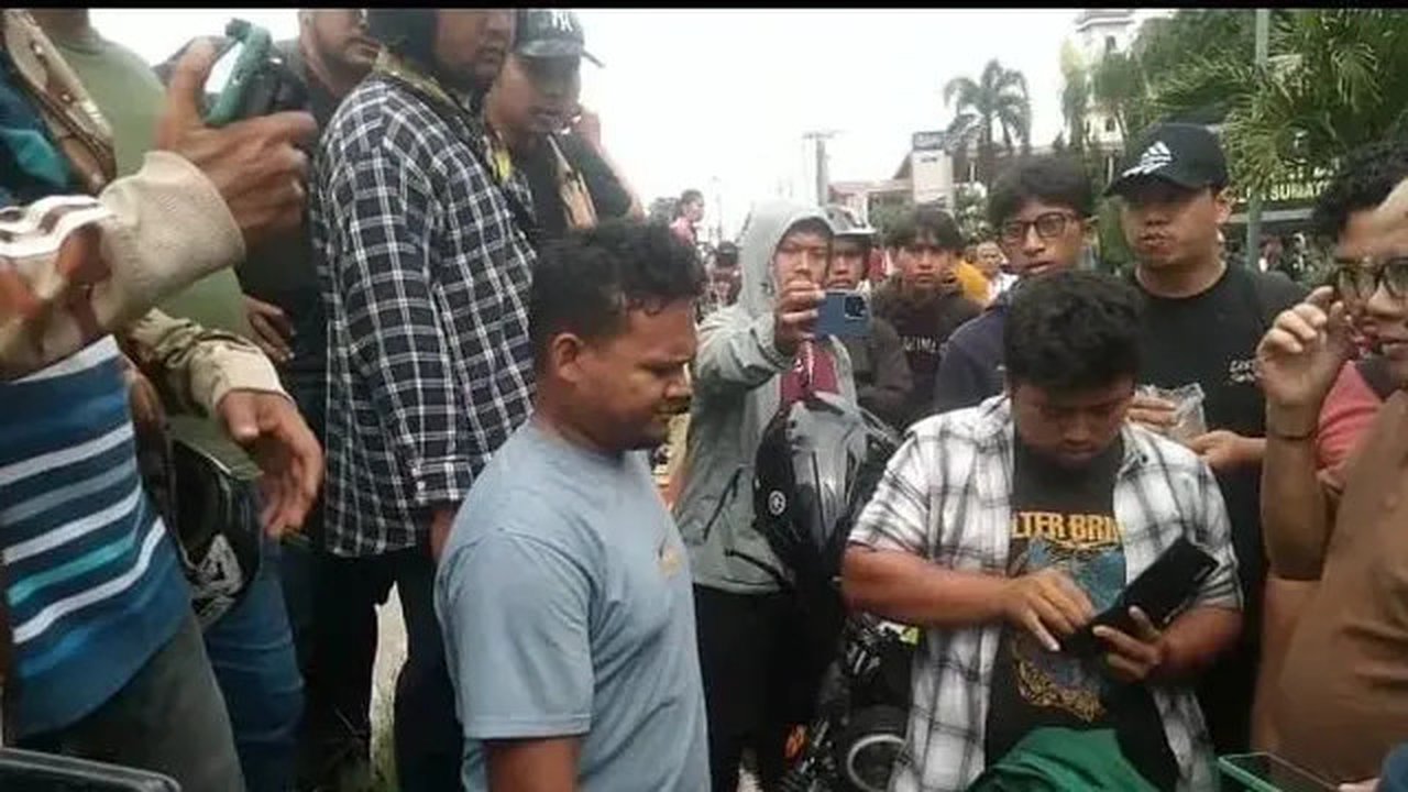Pelaku bakar ban demo ojol di Medan saat diminta menunjukkan identitas. (Liputan6.com/ Reza Efendi)