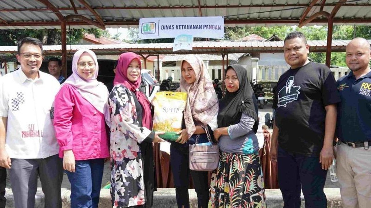 Pemerintah Kabupaten Bekasi meluncurkan Gerakan Pangan Murah (GPM) serentak di 23 kecamatan untuk menjaga stabilitas harga pangan dan menekan inflasi daerah. Program ini juga menjadi bentuk kepedulian terhadap masyarakat.