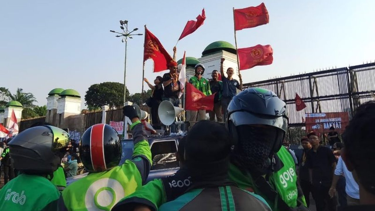 Perhimpunan Mahasiswa Katolik Republik Indonesia (PMKRI) memastikan aksi damai di depan Gedung DPR RI berlangsung tertib. Solidaritas lintas elemen masyarakat menjadi sorotan utama dalam aksi damai PMKRI ini.