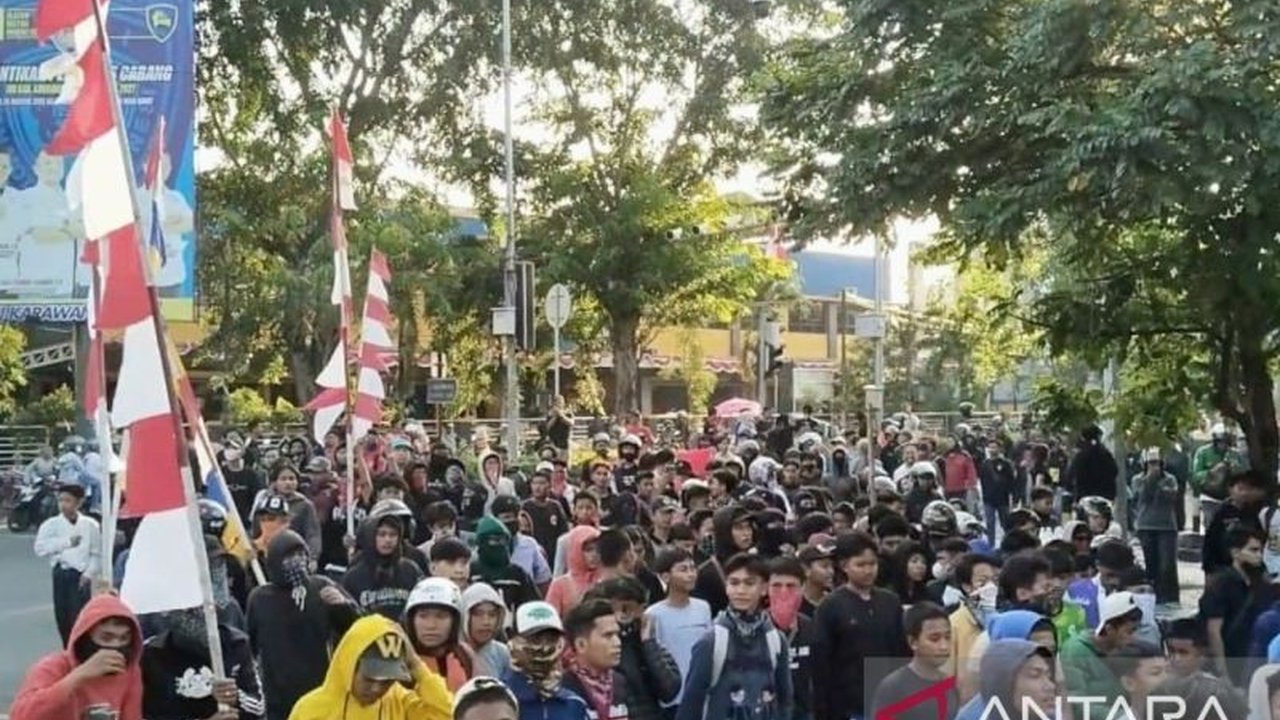 Unjuk rasa kelompok masyarakat sipil di DPRD Karawang berlangsung kondusif meski diwarnai lemparan botol. Simak bagaimana aksi 'Unjuk Rasa Karawang' ini berakhir damai dan tuntutan apa saja yang disampaikan.