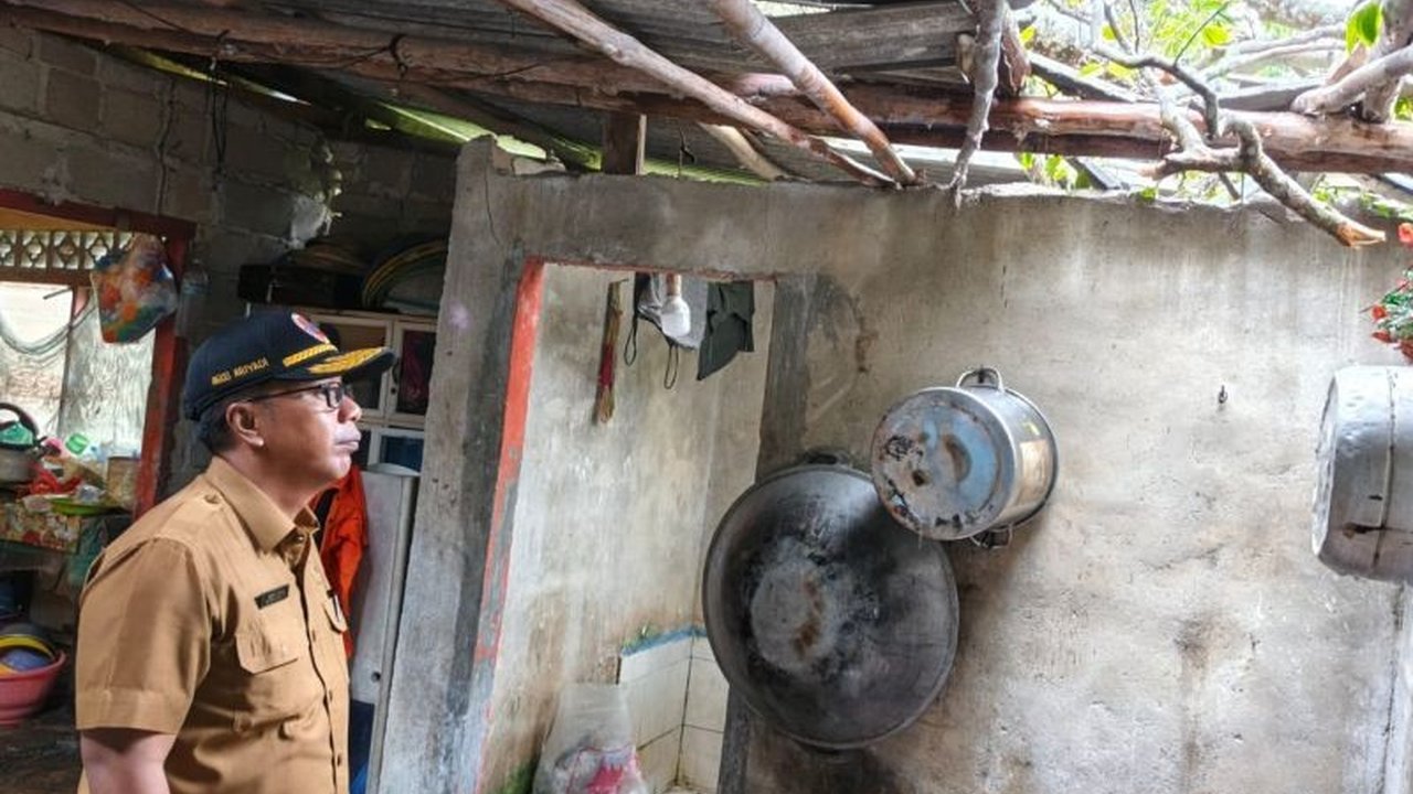 BPBD Kabupaten Bintan sigap tangani 12 KK terdampak cuaca ekstrem Bintan berupa angin kencang dan hujan deras. Simak detail kerusakan dan langkah penanganan yang dilakukan.