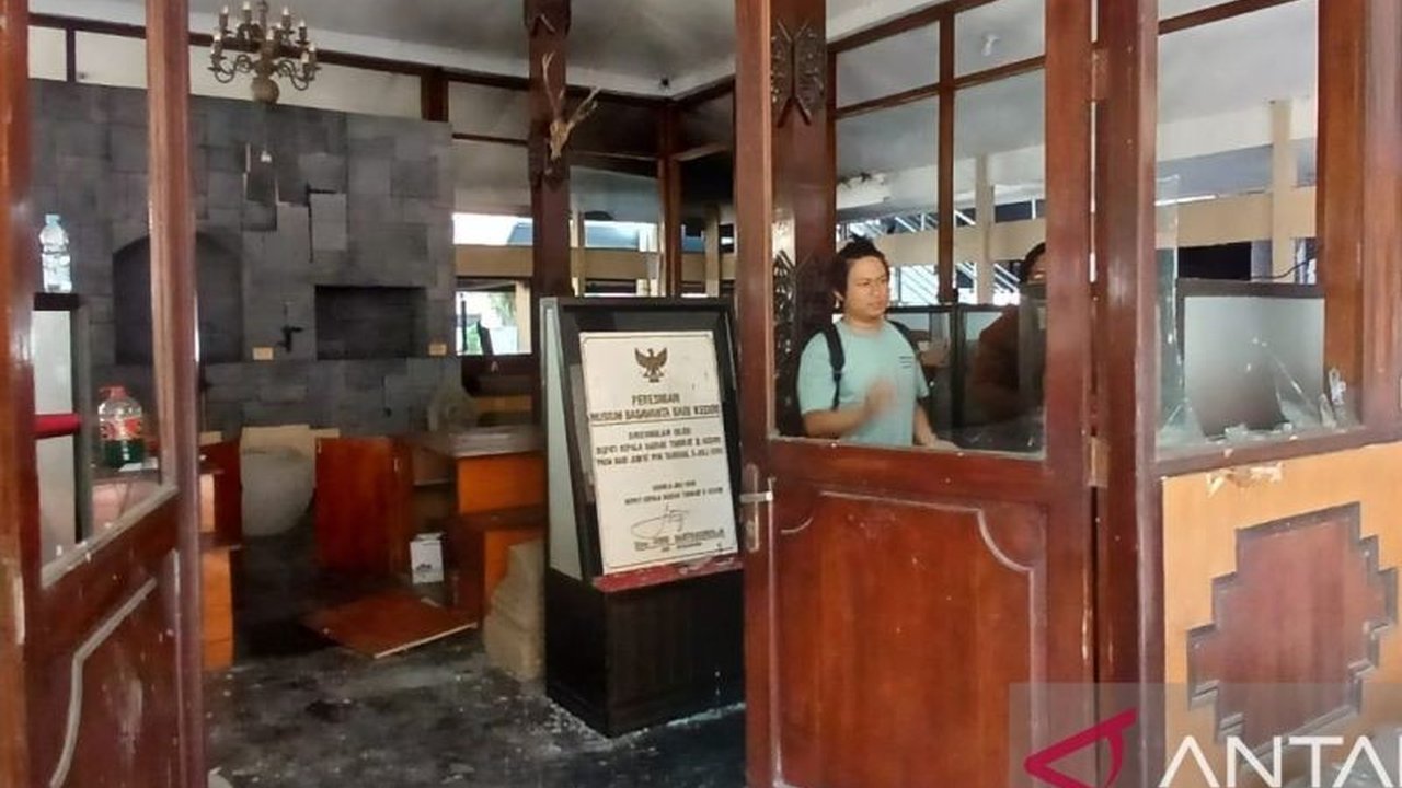 Pascakerusuhan, Pemkab Kediri membuka hotline pengembalian Penjarahan Aset Kediri, termasuk artefak museum. Apa saja yang hilang dan bagaimana proses pengembaliannya?
