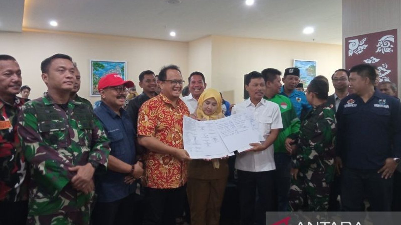Forkopimda Kota Cirebon bersama elemen masyarakat menggelar deklarasi damai untuk menjaga keamanan Cirebon pasca unjuk rasa. Apa saja komitmen yang disepakati demi kondusifitas kota?