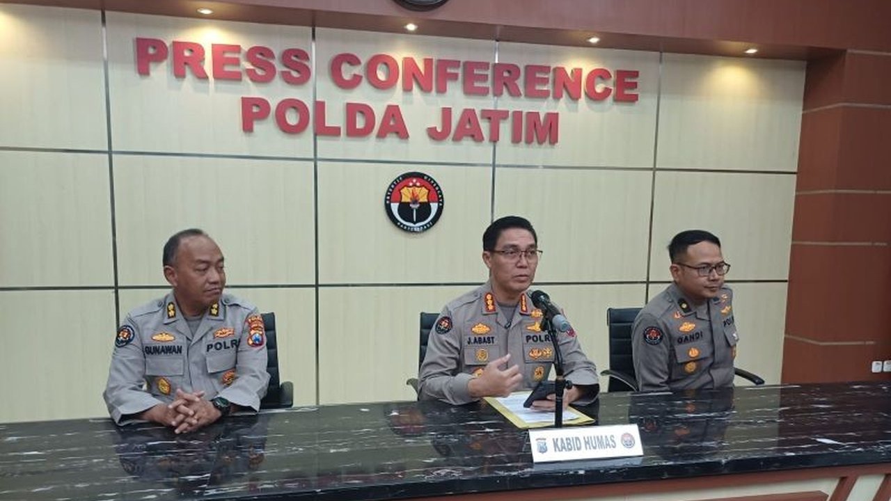 Polda Jatim berhasil mengamankan 580 Pelaku Anarkis Jatim di enam kota/kabupaten, dengan puluhan di antaranya diproses hukum. Simak detail penangkapan dan dampaknya!