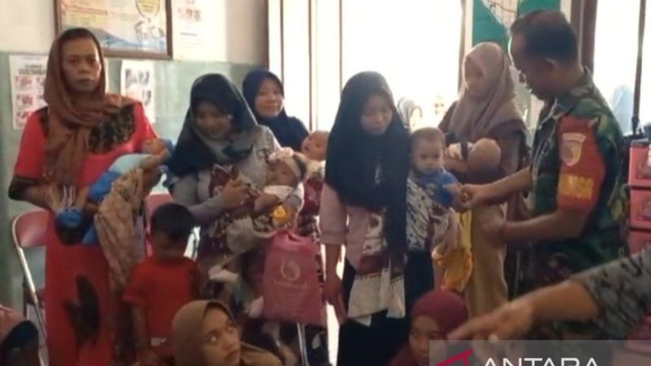 Dinas Kesehatan Bangkalan mengambil langkah tak biasa dengan melibatkan TNI dalam program imunisasi campak massal. Temukan mengapa kolaborasi ini penting untuk kesehatan anak-anak di Madura.