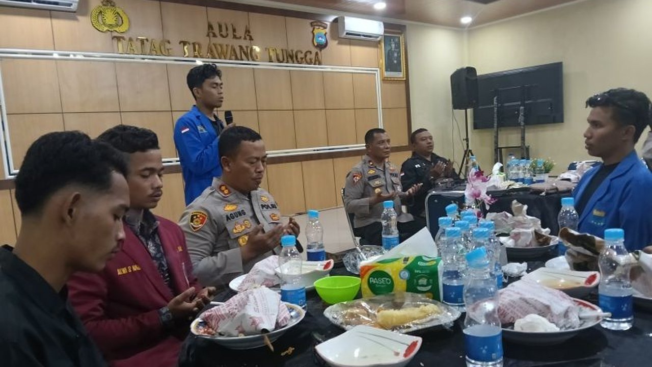 Polres Pasaman Barat bersama mahasiswa menggelar doa bersama untuk almarhum Affan Kurniawan. Simak bagaimana Doa Bersama Pasaman Barat ini menunjukkan solidaritas dan kepedulian.