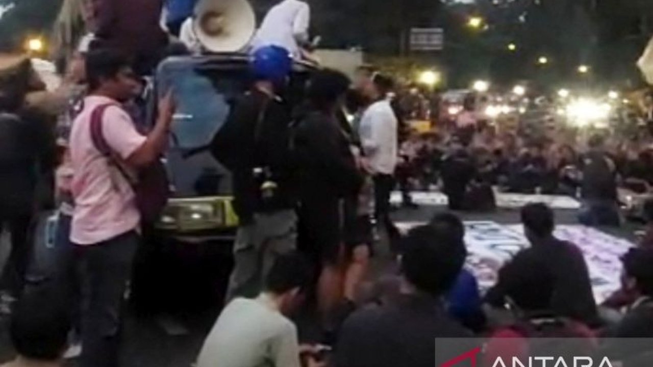 Aksi Mahasiswa Bogor yang tergabung dalam Cipayung Plus di depan Istana Bogor berlangsung aman. Mereka menyuarakan keresahan atas kondisi bangsa, menuntut reformasi dan transparansi.