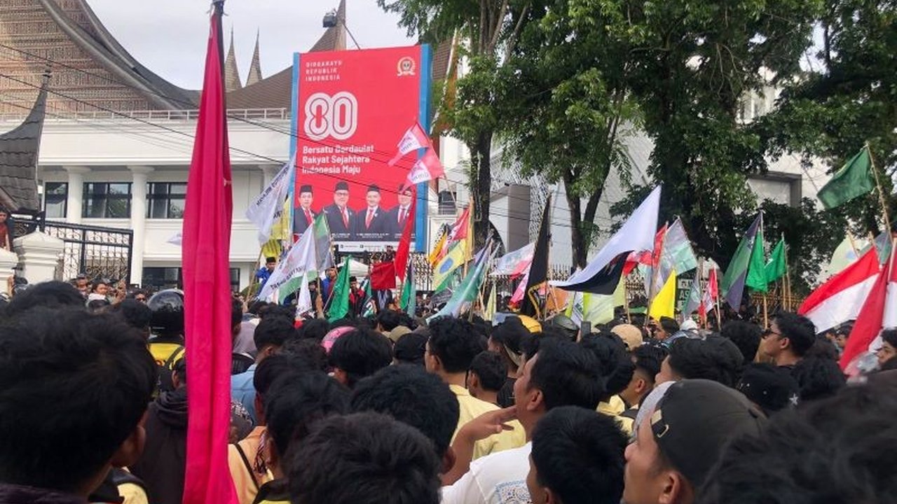 Ribuan massa dari berbagai elemen masyarakat menggelar Aksi Unjuk Rasa Sumbar di depan DPRD Sumbar. Bagaimana demonstrasi besar ini bisa berjalan tanpa insiden dan mencapai kesepakatan?