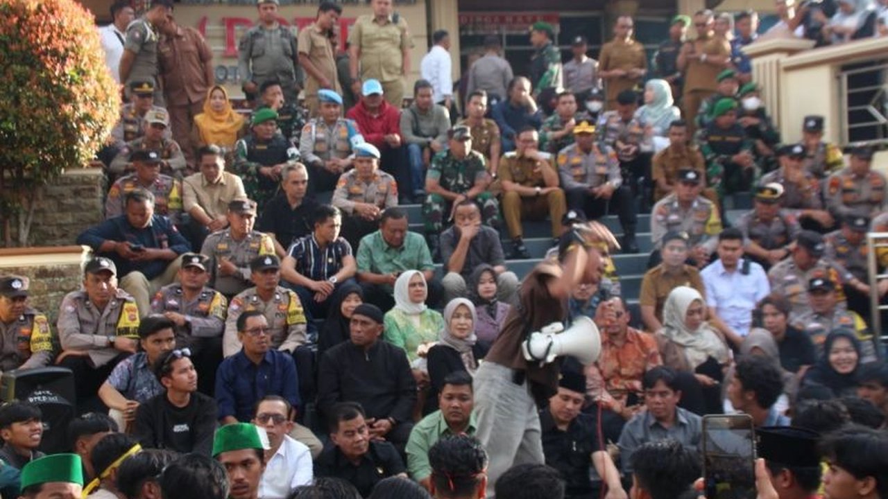 Forkopimda Kota Bukittinggi kembali berdialog dengan massa Demo Bukittinggi yang menggelar aksi untuk ketiga kalinya. Simak bagaimana aspirasi mereka disalurkan dan situasi tetap kondusif.