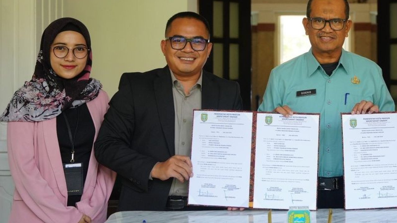 Pemerintah Kota Madiun kembali menerima dana CSR Madiun senilai ratusan juta rupiah dari BTN, Bank Jatim, dan DNY Kecantikan. Bantuan ini dialokasikan untuk pengembangan Ruang Terbuka Hijau (RTH) dan program pengendalian inflasi. Simak detail lengkapnya!