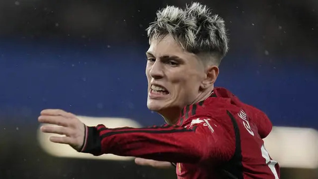 Gelandang Manchester United, Alejandro Garnacho saat menghadapi Chelsea pada laga pekan ke-31 Premier League 2023/2024 di Stamford Bridge, London, Kamis (4/4/2024). (AP Photo/Kin Cheung)