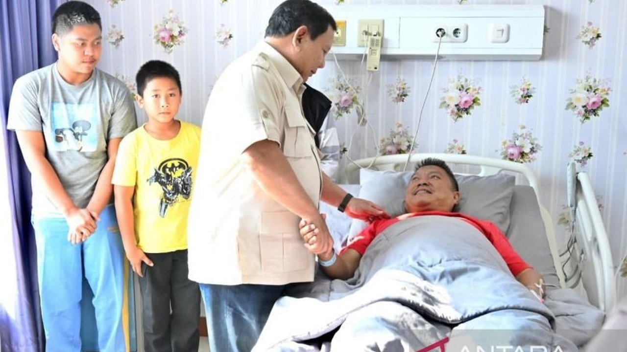 Presiden Prabowo Jenguk Korban Kerusuhan di RS Polri, tegaskan bahwa perusuh adalah pihak yang jelas bersalah, meski akui polisi kadang khilaf. Simak pernyataan lengkapnya!