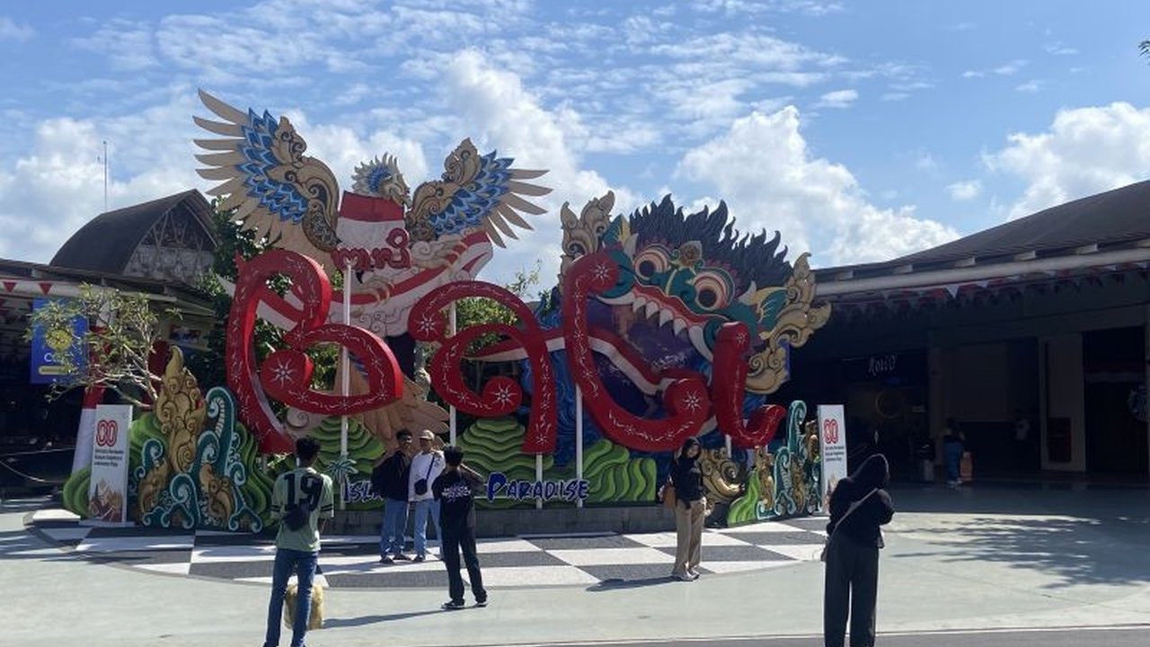 Dinas Pariwisata Bali menegaskan kondisi pariwisata Bali tetap kondusif pasca-demo, menarik perhatian ribuan turis. Bagaimana Bali menjaga stabilitasnya?