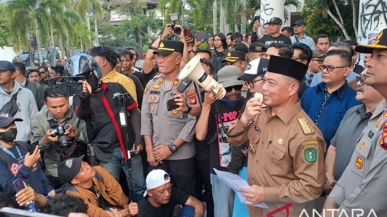 Gubernur Kalbar Ria Norsan menunjukkan pendekatan unik dengan langsung menemui mahasiswa yang berdemonstrasi di Pontianak. Temukan bagaimana ia menerima aspirasi tanpa sekat.