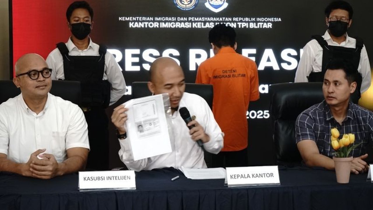 Imigrasi Blitar Tangkap WNA Malaysia berinisial MHK (23) yang tinggal tanpa dokumen sah di Tulungagung. Penangkapan ini mengungkap fakta menarik terkait pelanggaran keimigrasian di Jatim.