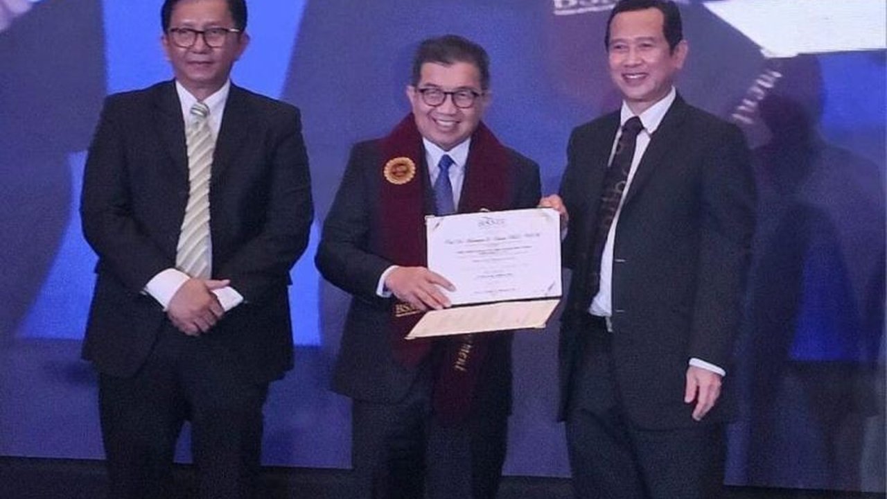 Otoritas Jasa Keuangan (OJK) menekankan krusialnya manajemen risiko perbankan untuk stabilitas finansial, di tengah penganugerahan gelar 'Bapak Manajemen Risiko Perbankan Indonesia'.