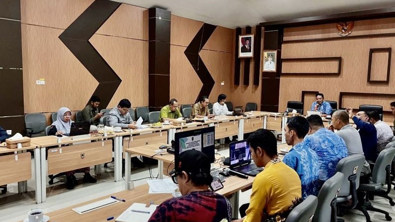 Menteri Kehutanan mendesak Dinas Kehutanan Kalsel mengambil alih pengelolaan areal hutan pasca pencabutan izin tiga perusahaan. Simak strategi Pengelolaan Areal Hutan Kalsel yang akan diterapkan!