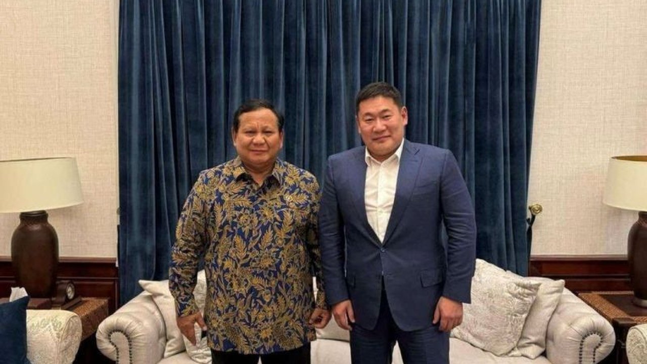 Presiden Prabowo Subianto mendiskusikan pengelolaan Dana Kekayaan Negara (SWF) dengan mantan PM Mongolia, Luvsannamsrain Oyun-Erdene, membahas pengalaman Chinggis Fund yang menarik.