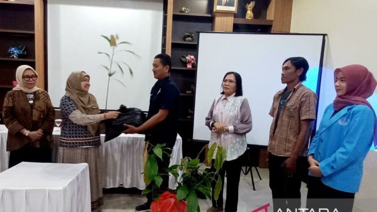 Fakultas Ekonomi UBB berkomitmen penuh dalam Pengembangan Kakao Bangka, menyalurkan bantuan vital untuk Komunitas Kokoa guna mendongkrak produksi cokelat lokal berkualitas.