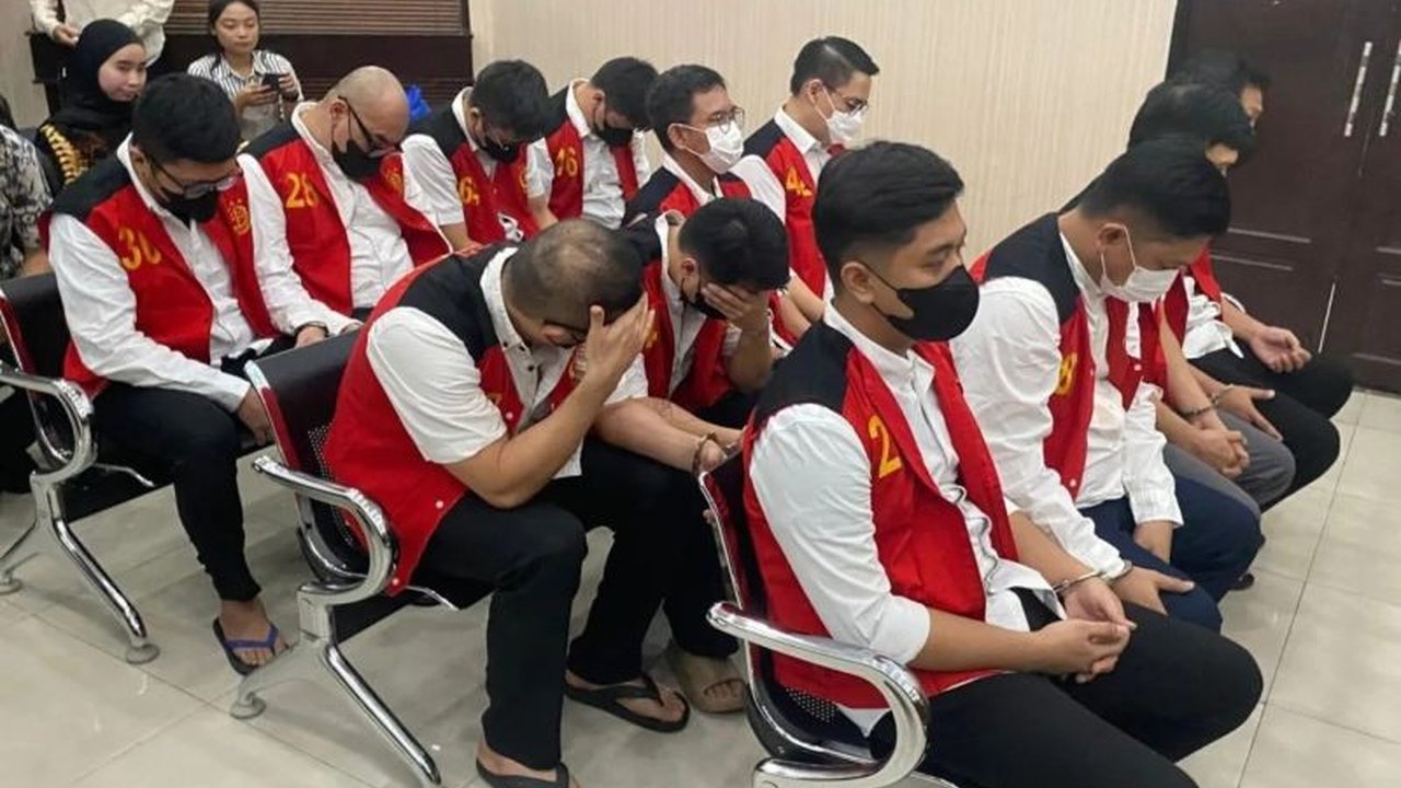 Dua terdakwa pengelola agen Judi Online Kominfo dijatuhi vonis 4 tahun 8 bulan penjara dan denda ratusan juta. Simak detail kasus yang melibatkan oknum Kominfo ini!