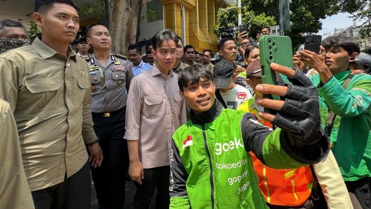 Wakil Presiden Gibran Sapa Warga di Stasiun Gondangdia, Jakarta Pusat, bagikan sembako dan beri semangat kepada pengemudi ojol serta pedagang kecil. Ada apa lagi?
