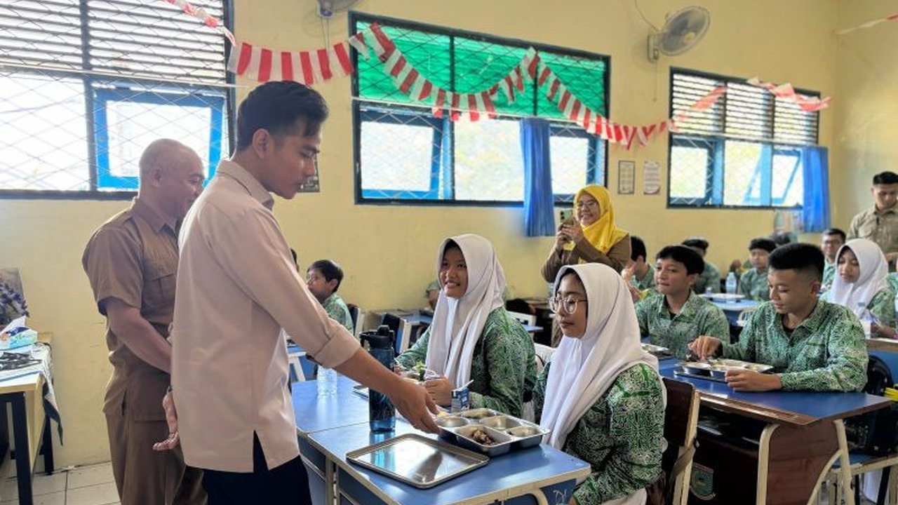 Wakil Presiden Gibran Rakabuming Raka melakukan kunjungan mendadak untuk tinjau MBG dan kegiatan belajar di SMP, pasca demonstrasi. Apa dampak positifnya bagi pendidikan?