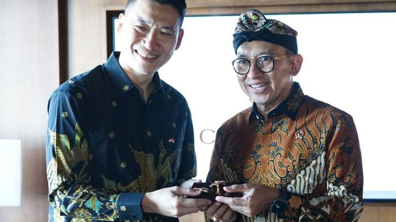 Menteri Kebudayaan Fadli Zon memulai CHANDI 2025 dengan dialog bersama Menbud Singapura David Neo, membahas potensi besar kerja sama kebudayaan Indonesia Singapura yang akan datang.