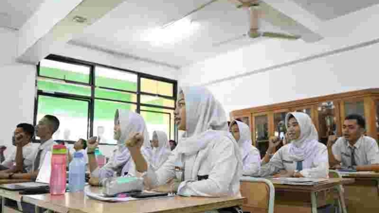 Pemerintah Provinsi DKI Jakarta akan mencabut KJP Plus dicabut bagi siswa yang terbukti terlibat kerusuhan. Simak detail kebijakan dan langkah mitigasi Dinas Pendidikan DKI.