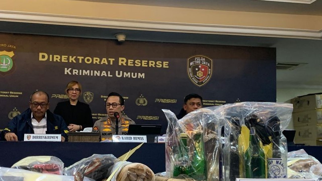 Polda Metro Jaya berhasil menangkap enam tersangka penghasut kerusuhan yang memicu anarki saat unjuk rasa di Jakarta. Simak bagaimana mereka menyebarkan hasutan via media sosial!