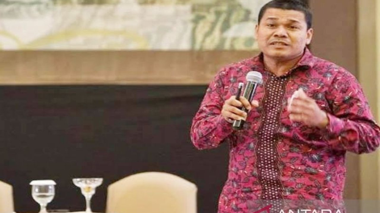 Pengamat politik mengungkap mengapa Kalimantan Selatan berhasil menjaga demonstrasi tetap damai dan kondusif, berbeda dengan daerah lain. Apa rahasia di balik Kalsel Damai ini?