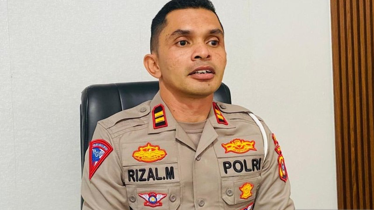 Lima pengendara sepeda motor di Aceh Barat terluka ringan setelah terjatuh akibat tumpahan BBM solar di jalan raya Meulaboh. Simak detail insiden dan penanganannya!
