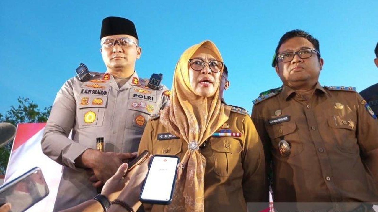 Bupati Gowa Sitti Husniah Talenrang menegaskan kebijakan kenaikan gaji dan tunjangan DPRD sepenuhnya wewenang pusat. Simak mengapa hal ini jadi sorotan di tengah protes masyarakat!
