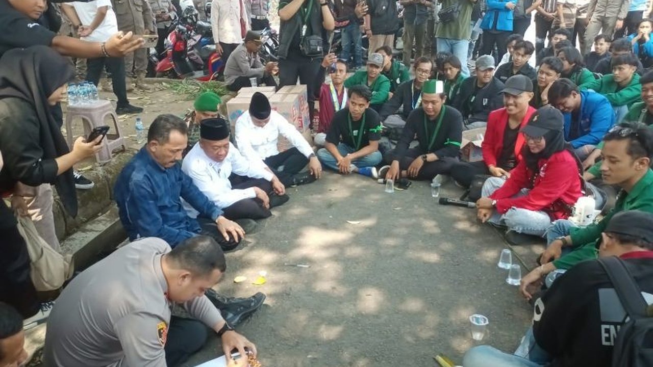 Pemerintah Kabupaten dan DPRD Tulungagung berkomitmen menindaklanjuti aspirasi mahasiswa. Simak poin-poin penting dari pertemuan yang membahas tuntutan Aspirasi Mahasiswa Tulungagung!