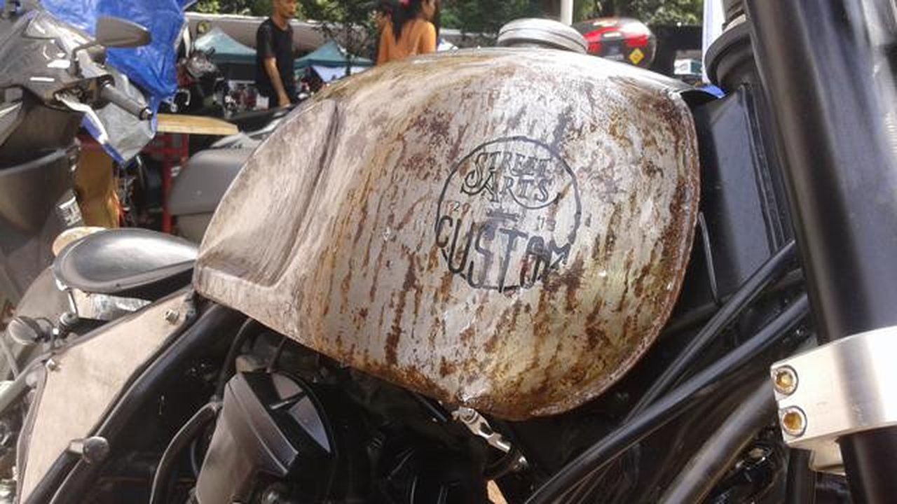 Sebuah Honda Tiger dimodifikasi, bodynya menjadi berkarat, tetapi terlihat keren.