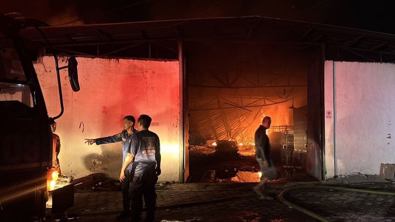 Kebakaran Gudang Cimahi melanda tiga gudang berisi makanan ringan, sepatu, dan kain. Simak upaya pemadaman dan fakta menarik di balik peristiwa ini.