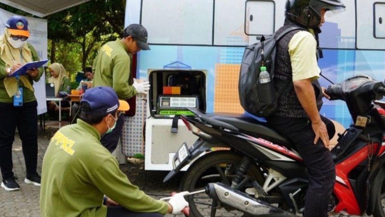 Suku Dinas Lingkungan Hidup Jakarta Utara menggelar uji emisi gratis untuk menjaga kualitas udara, bahkan ada satu motor yang gagal lulus. Simak lokasi dan manfaatnya!