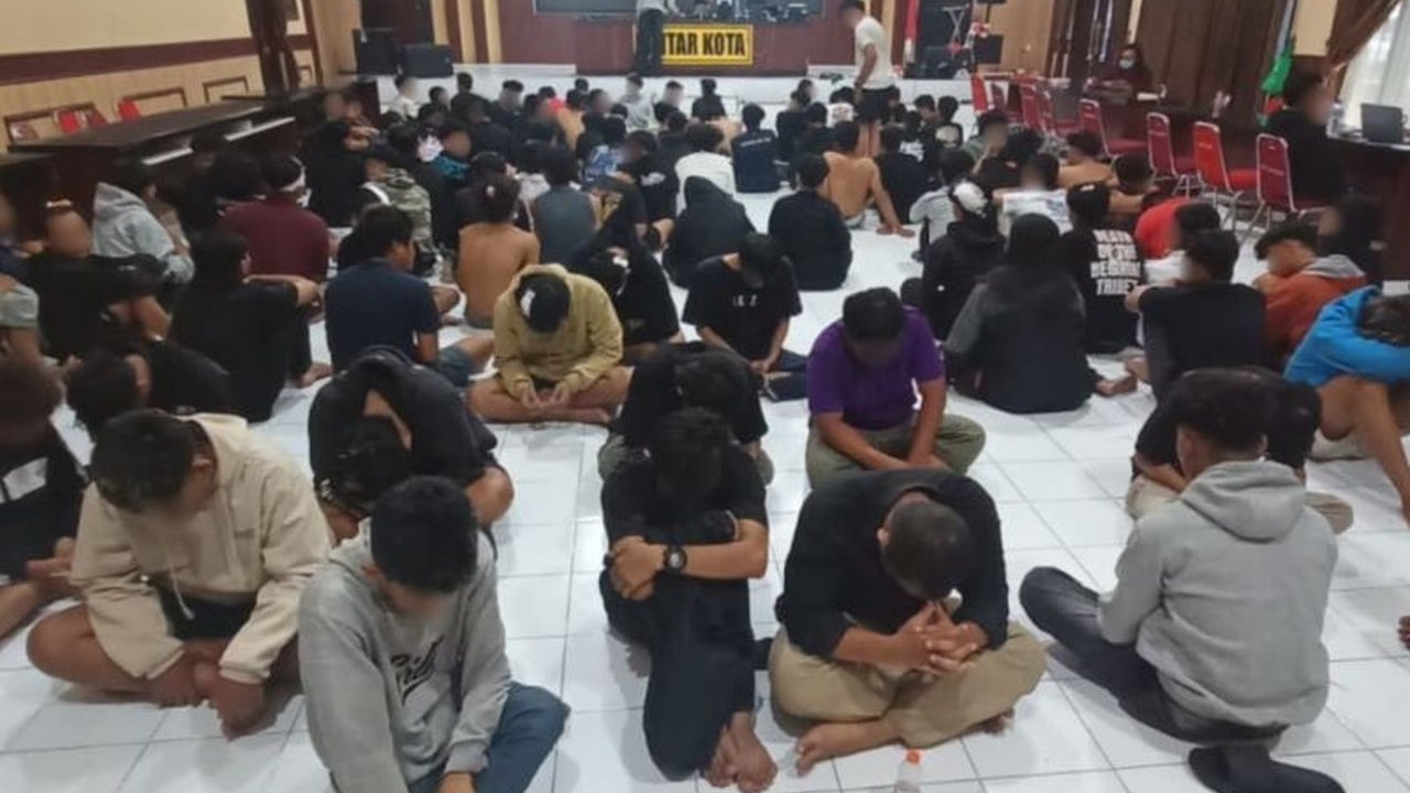 Komunitas Nasionalis dan Marhaenis Blitar Raya mendesak penguatan pendidikan karakter untuk mencegah anarkisme dan menanamkan nilai nasionalisme, terutama setelah insiden kerusuhan yang melibatkan anak di bawah umur.