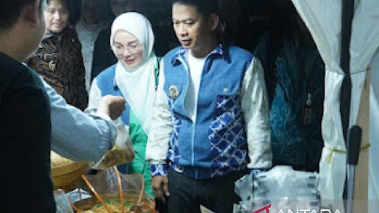 Pemerintah Kota Banjarmasin kembali menggelar Bakul Fest Banjarmasin 2025, sebuah festival kuliner akbar yang tak hanya memanjakan lidah tapi juga jadi ajang promosi UMKM lokal. Ada apa saja di sana?
