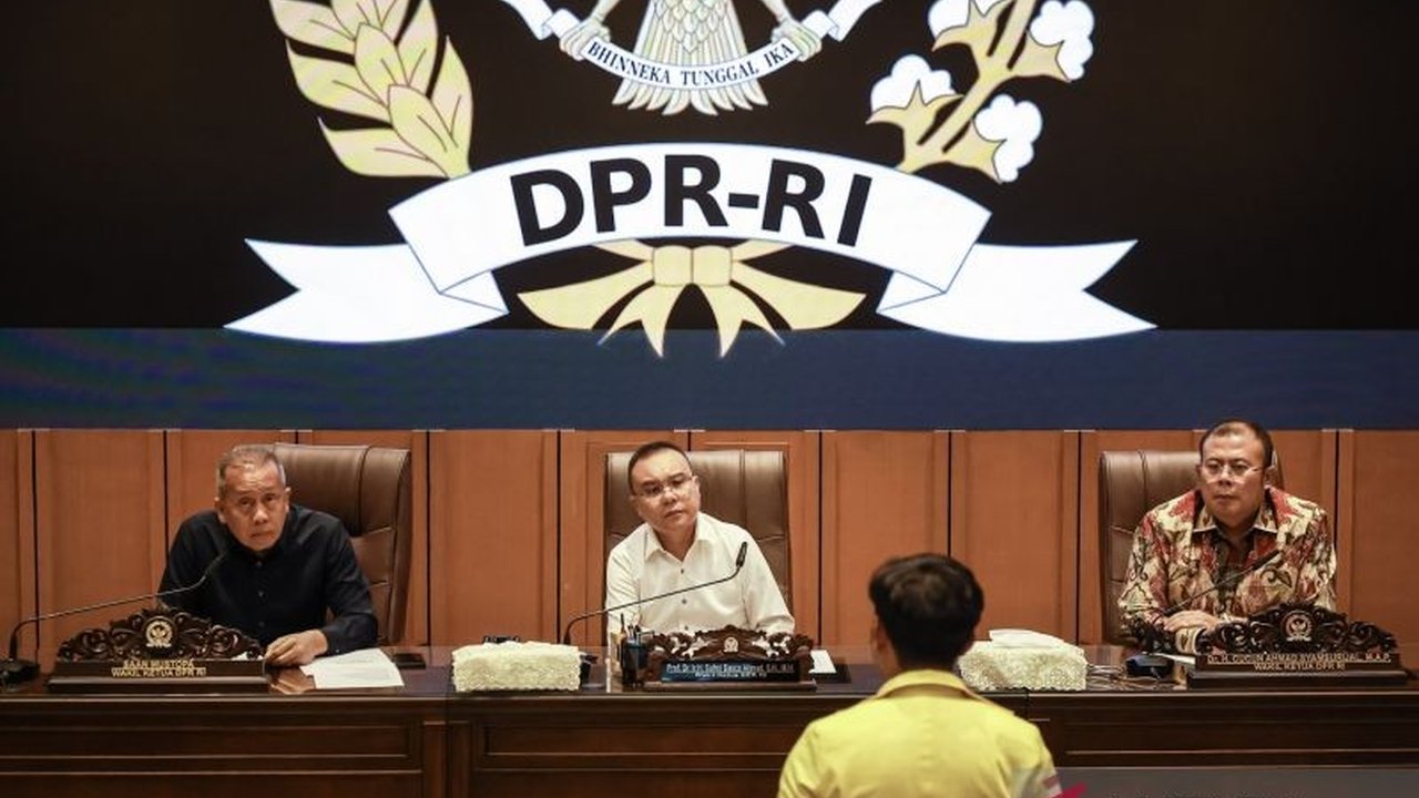 Wakil Ketua DPR Sufmi Dasco Ahmad memastikan DPR akan merespons Tuntutan 17+8 yang viral di media sosial. Apa saja poin krusial dari tuntutan yang didesak rakyat ini?