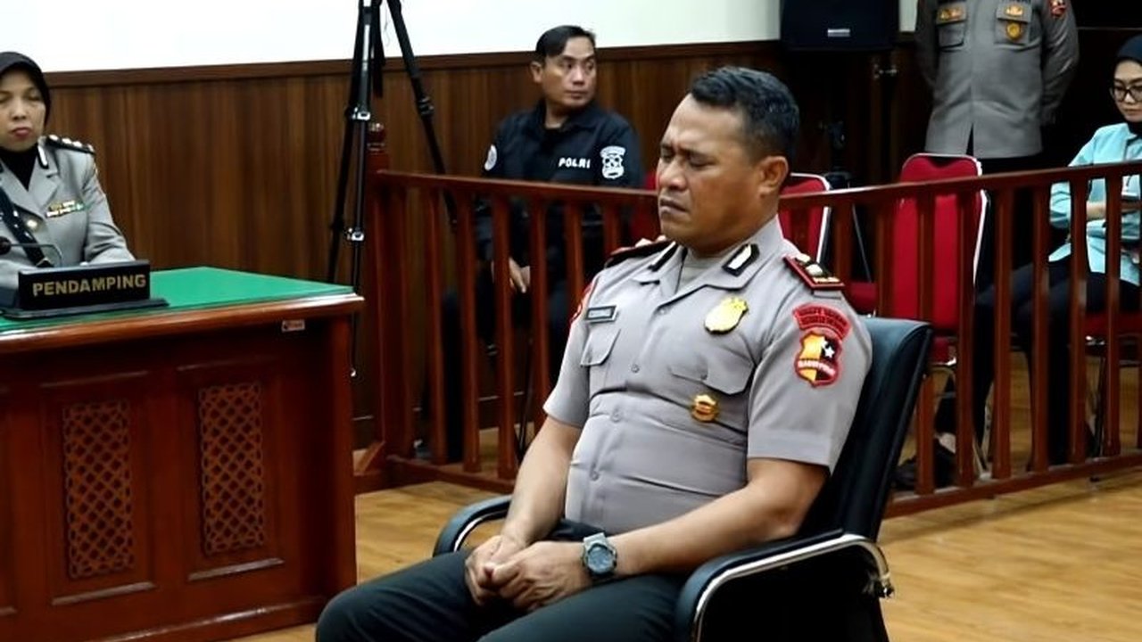 Kompol Kosmas K. Gae, Danyon A Korbrimob, akui baru tahu insiden rantis Brimob menabrak ojol Affan Kurniawan setelah video viral. Pengakuannya di sidang etik berujung PTDH.