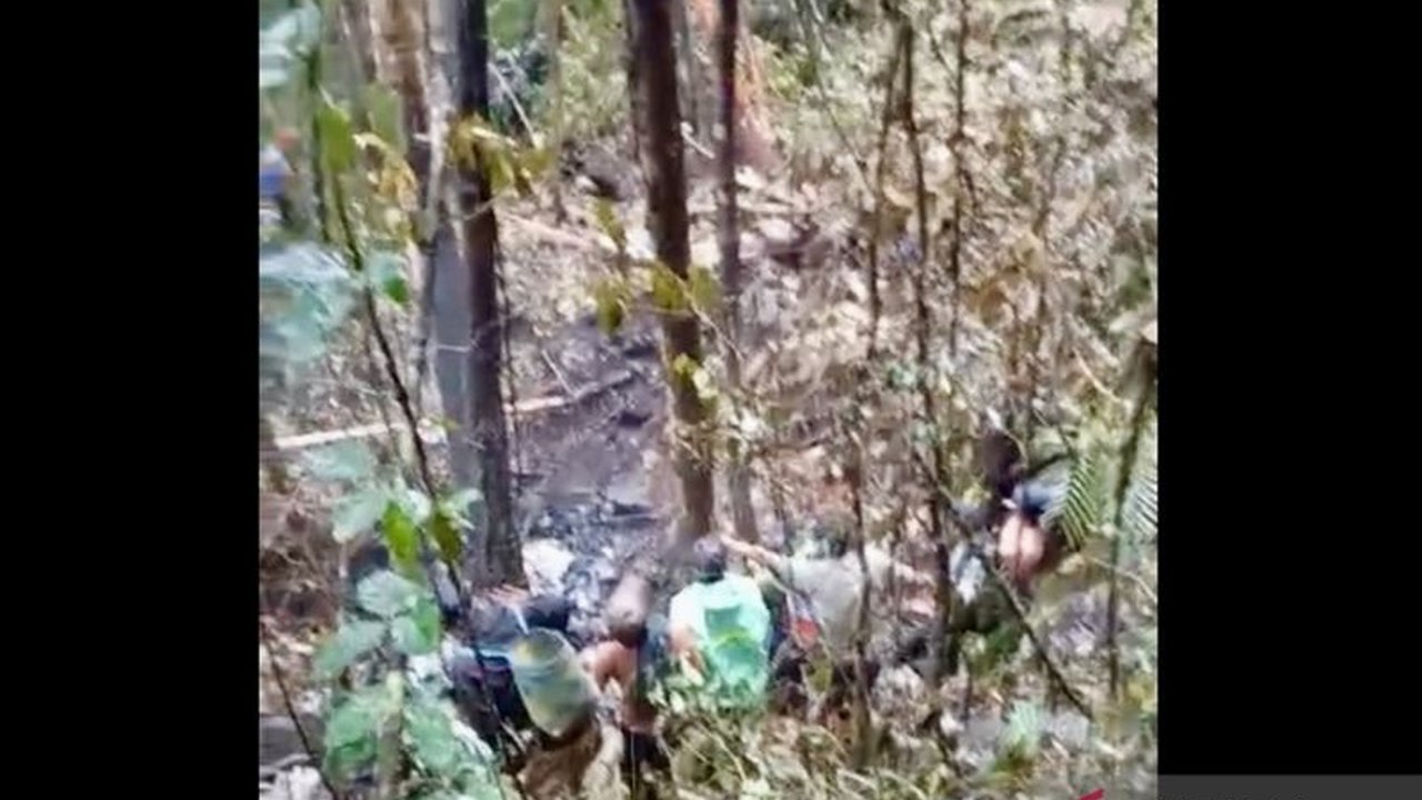 Helikopter BK117 D3 milik Estindo Air jatuh terbakar hangus di hutan Mentewe, Kalsel, setelah hilang kontak. Satu korban tewas ditemukan, tujuh lainnya masih dalam pencarian. Apa yang sebenarnya terjadi?