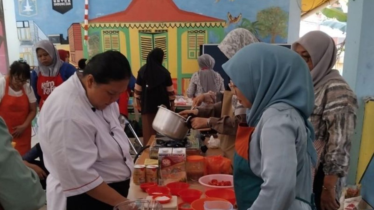 Puluhan warga Jakarta Barat antusias mengikuti pelatihan wirausaha kuliner yang digelar Sudin PPKUKM. Pelatihan ini membekali peserta dengan keterampilan membuat menu kekinian dan peralatan masak, siap bersaing di industri kuliner.