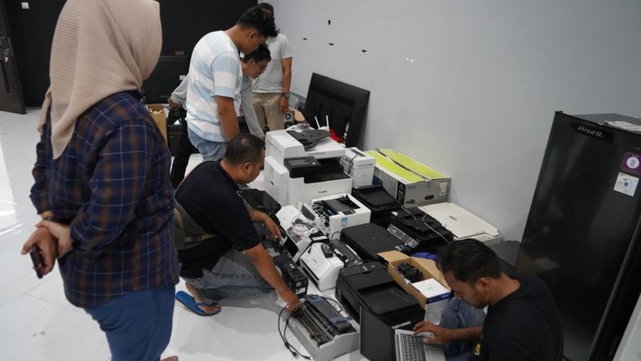 Bupati Kediri mengapresiasi warga yang sukarela mengembalikan barang jarahan pasca kerusuhan. Simak bagaimana proses pengembalian barang jarahan ini bisa terjadi dan jaminan hukumnya!